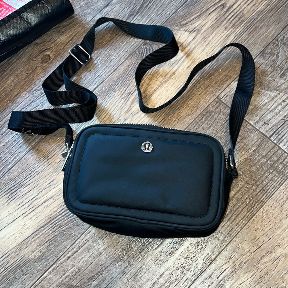 Lululemon camera bag purse